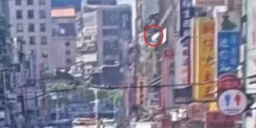 台北大同區寧夏路大樓磁磚掉落！　小貨車前檔風玻璃受損