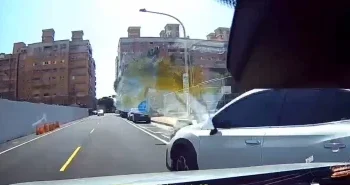 撞擊畫面曝光！桃園直行車被停車格切出車撞翻　駕駛手部被玻璃割傷  