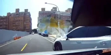 撞擊畫面曝光!桃園直行車被停車格切出車撞翻 駕駛手部被玻璃割傷