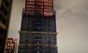 快訊／新店「聯上澐朗」建案深夜竄火！高樓施工區火光狂冒、黑煙直竄