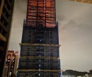 快訊／新店「聯上澐朗」建案深夜竄火！高樓施工區火光狂冒、黑煙直竄