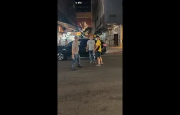 西門町街頭1對2爆衝突！阿伯「閃身」連躲攻勢　最後2人接連倒地