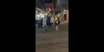 西門町街頭1對2爆衝突！阿伯「閃身」連躲攻勢　最後2人接連倒地