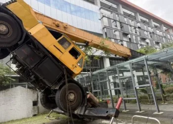 宜蘭工安意外一死一傷！　洗外牆吊車倒塌工人高處墜落釀悲劇