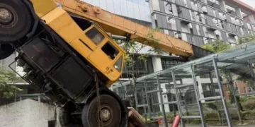 宜蘭工安意外一死一傷! 洗外牆吊車倒塌工人高處墜落釀悲劇