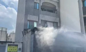 新竹民宅疑似氣爆引發火警! 1名男子受困消防隊員救出