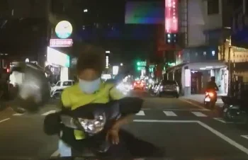 八德馬路三寶！騎車衝對向車道左手沒握把手　對向自小客車駕駛狂按喇叭仍撞車