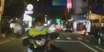八德馬路三寶!騎車衝對向車道左手沒握把手 對向自小客車駕駛狂按喇叭仍撞車