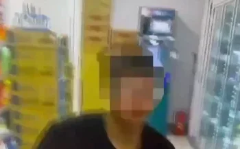 帶槍逛寧夏夜市彈匣掉落嚇壞路人！　警方衝進超商逮人發現是生存遊戲玩具槍
