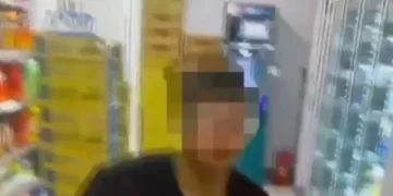 帶槍逛寧夏夜市彈匣掉落嚇壞路人！　警方衝進超商逮人發現是生存遊戲玩具槍