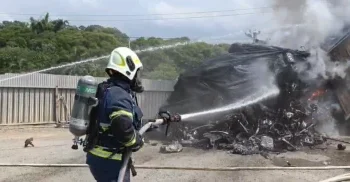 苗栗通霄火燒車！　拖板車車後斗內載運廢棄鐵料不明原因燃燒