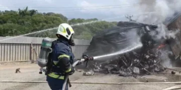 苗栗通霄火燒車！　拖板車車後斗內載運廢棄鐵料不明原因燃燒