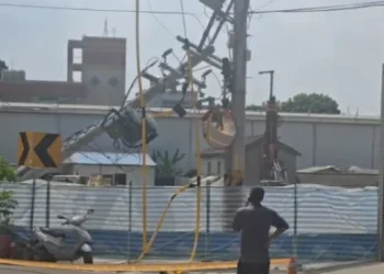 整地掏空地基釀禍！　台中大肚台電臨時電桿傾倒