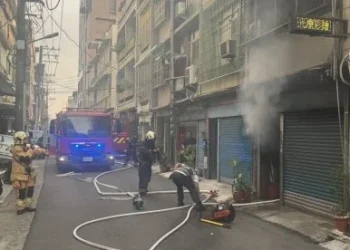 快訊／疑微電車起火！高雄住宅冒濃煙「屋主送醫」
