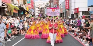 淡水老街變大型舞台！37組隊伍繽紛踩街　「橋好幸福」迎淡江大橋新氣象