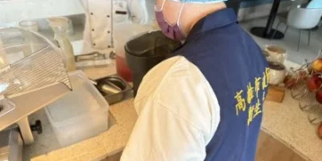 承億酒店食安疑慮!員工「無敵手套」挖冰、端餐盤又擦餐檯