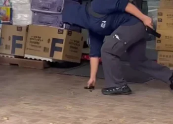 路上亮槍！男子帶槍出門彈匣落地　網友：回到以前走路會踢到槍或彈匣嗎？ 
