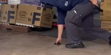 路上亮槍!男子帶槍出門彈匣落地 網友:回到以前走路會踢到槍或彈匣嗎?