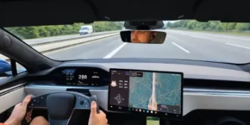 影/特斯拉Model S Plaid飆時速286公里 後輪突爆胎失控撞護欄!駕駛行車紀錄器影片瘋傳