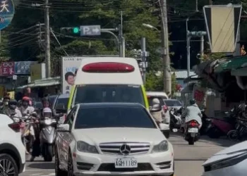 台中中清路口白色賓士車無視救護車在後 堅持等綠燈 網友氣炸怒批：音樂開太大？