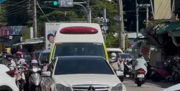 台中中清路口白色賓士車無視救護車在後 堅持等綠燈 網友氣炸怒批:音樂開太大?