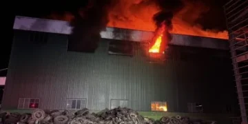 快訊/台南工廠深夜火警!廠房「全面燃燒」大批消防搶救中