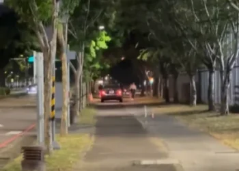 人行道當車道開！台中市區驚見汽車逼退行人 網友酸：練習 500 障礙？