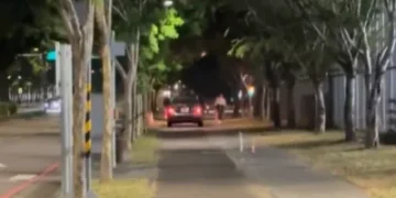 人行道當車道開！台中市區驚見汽車逼退行人 網友酸：練習 500 障礙？