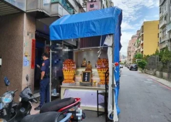 驚！桃園花店門口不給鄰居停車　老闆竟搭起像靈堂棚架
