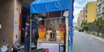 驚!桃園花店門口不給鄰居停車 老闆竟搭起像靈堂棚架