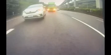 驚險畫面曝!國1北上泰山貨櫃車失控事故 小客車變換車道後險象環生