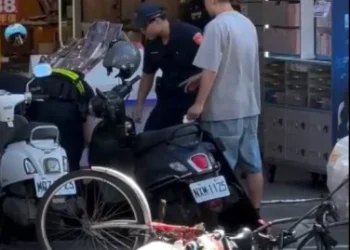 疑資源回收引爆衝突！　豐原廟東夜市兩男扭打一男揮刀