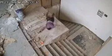影／三樓粉刷突失衡！印度工人摔落「撞破木製平台再摔一樓」　當場身亡影片曝光