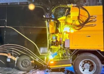 北市建國北路中巴追撞環保局清溝車！　4人受傷送醫