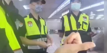 三個月內第二起!北捷忠孝新生捷運站女子被潑不明液體 警調監視器追緝中