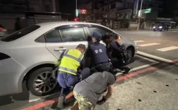 安全帽卡車底動不了！深夜無拖吊「人肉千斤頂」抬車解危