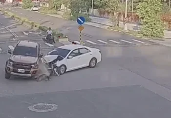 疑闖紅燈釀禍！　中壢路口兩車相撞再撞電線桿
