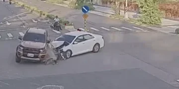 疑闖紅燈釀禍！　中壢路口兩車相撞再撞電線桿
