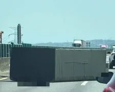 國道3號貨車車棚掉落車道! 國道警調監視器追查涉案車輛