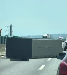國道3號貨車車棚掉落車道！　 國道警調監視器追查涉案車輛