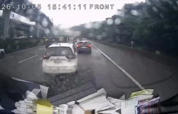 影／國1泰山車禍多角度行車紀錄器曝光！小客車匯入車道疑硬擠小貨車釀糾紛　切中線道急煞害貨櫃車折甘蔗