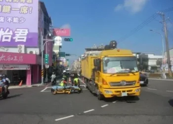 女騎士行進間突左偏「碰撞回收車」　屏東65歲婦頭部重創命危
