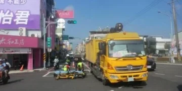 女騎士行進間突左偏「碰撞回收車」　屏東65歲婦頭部重創命危