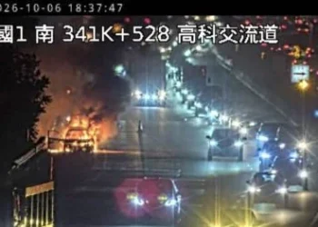 快訊／國1高科段火燒車！自小客成「一團火球」警消出水搶救