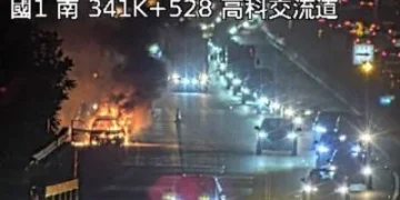 快訊／國1高科段火燒車！自小客成「一團火球」警消出水搶救