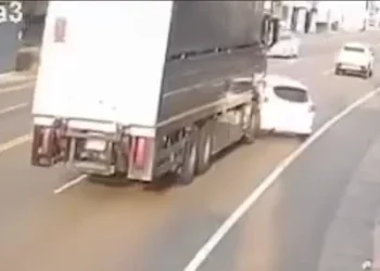溪湖驚悚車禍！自小客車與大貨車擦撞　打轉衝對向車道再撞1車