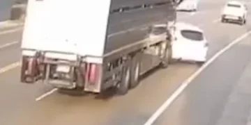 溪湖驚悚車禍！自小客車與大貨車擦撞　打轉衝對向車道再撞1車