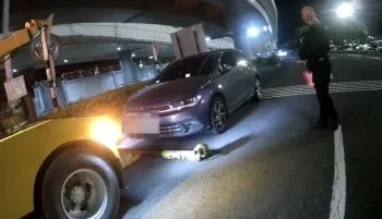 高雄機場誇張違停！旅客急出境車丟路邊　航警連開10張罰單