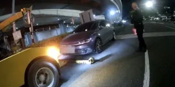 高雄機場誇張違停！旅客急出境車丟路邊　航警連開10張罰單