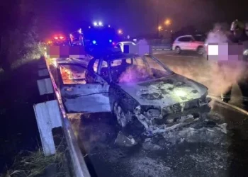 國1高科路段火燒車！駕駛驚覺「車有異音」停路肩　下車後隨即起火